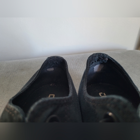 Black low-top Converse sneakers - Picture 5 of 11